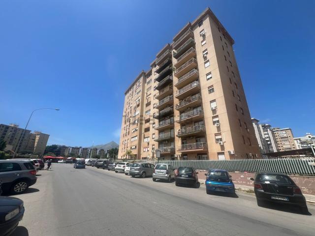 Appartamento in vendita di 217 m² in Via Eugenio l&apos Emiro