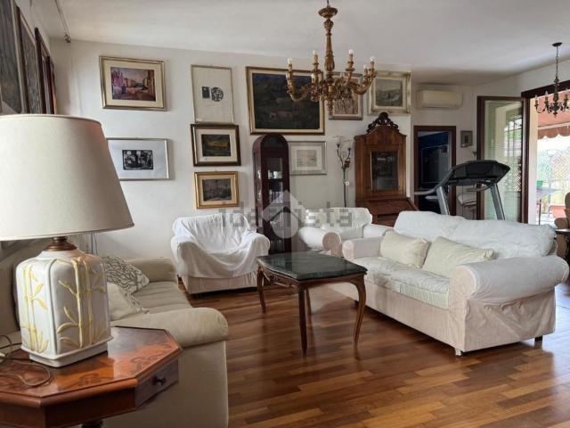Appartamento in vendita di 217 m² in Via Monte Ortigara, 14