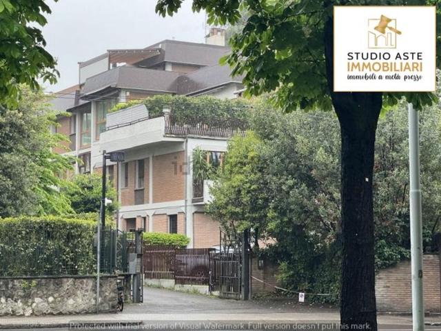 Appartamento in vendita di 217 m² in Viale Antonio Aldini, 218