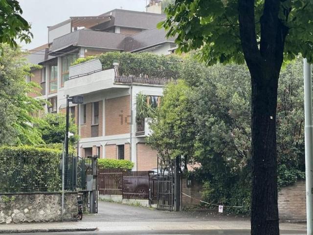 Appartamento in vendita di 217 m² in Viale Antonio Aldini, 218