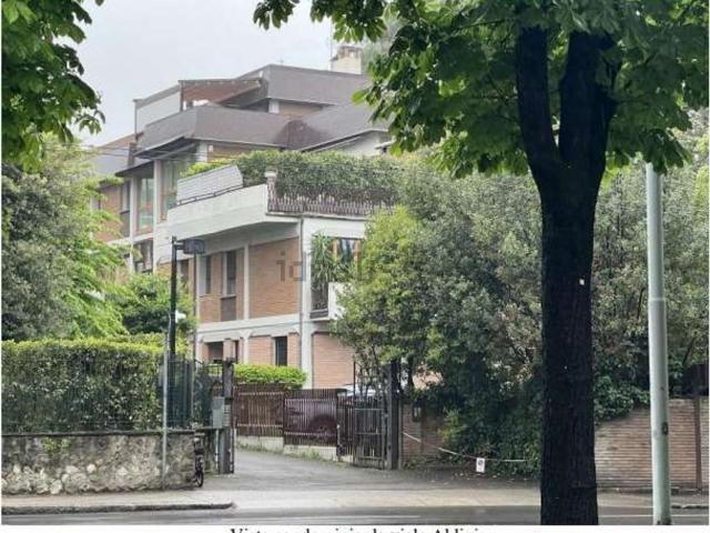 Appartamento in vendita di 217 m² in Viale Antonio Aldini, 218