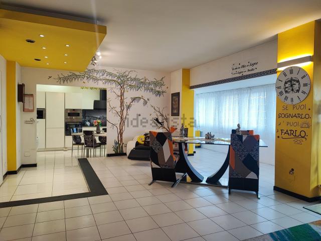 Appartamento in vendita di 218 m² in Via Giovanni Amendola, 9