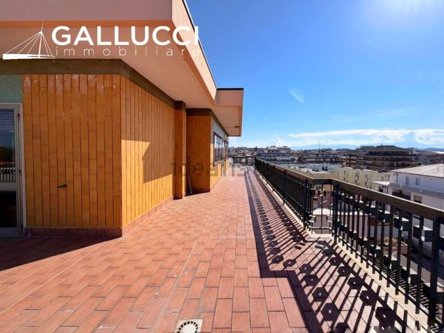 Appartamento in vendita di 218 m² in Via Giovanni de Caesaris, 12