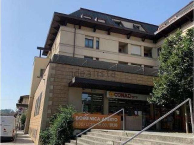 Appartamento in vendita di 218 m² in Via Giovanni Pascoli