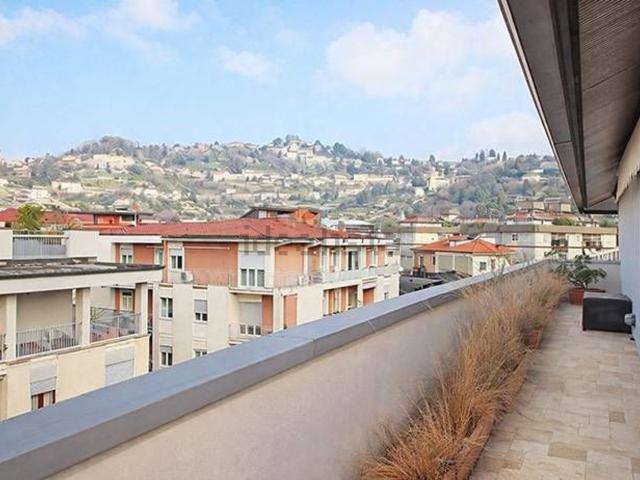 Appartamento in vendita di 218 m² in Via Ettore Panseri