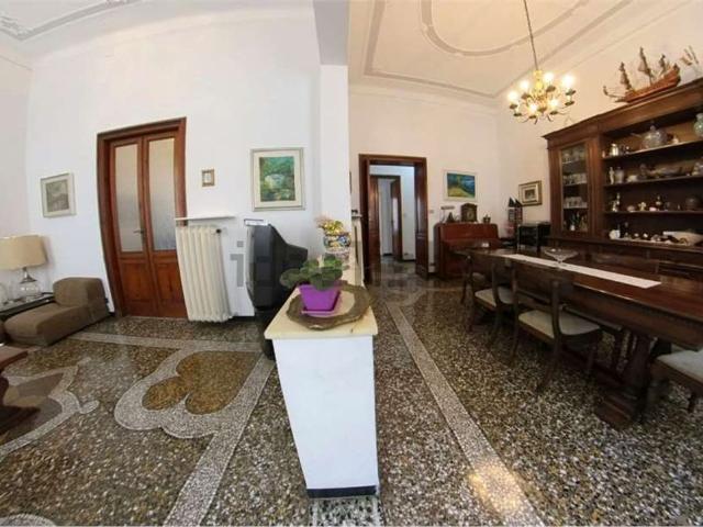 Appartamento in vendita di 218 m² in Via Montebello