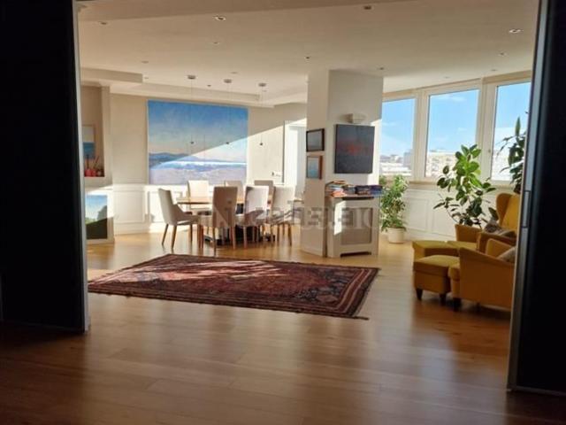 Appartamento in vendita di 218 m² in Viale della Regione Siciliana
