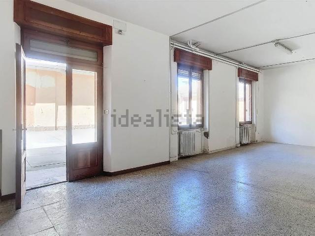 Appartamento in vendita di 219 m² in Via Giacomo Matteotti, 33