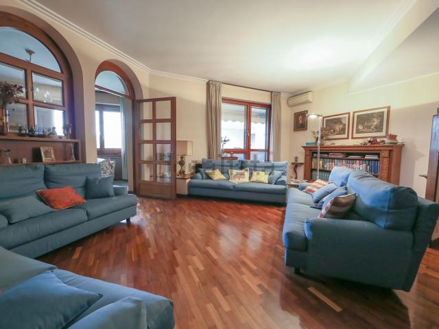Appartamento in vendita di 219 m² in Via Don Luigi Sturzo, 7