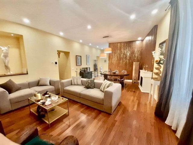 Appartamento in vendita di 219 m² in Via Francesco Spasari