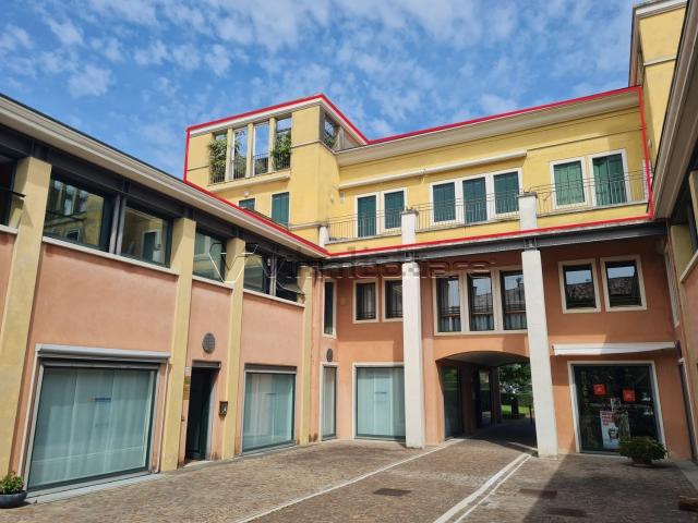 Appartamento in vendita di 220 m² in Via Corte Ferrighi, 16