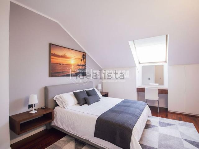 Appartamento in vendita di 220 m² in Via Alessandro Manzoni, 16
