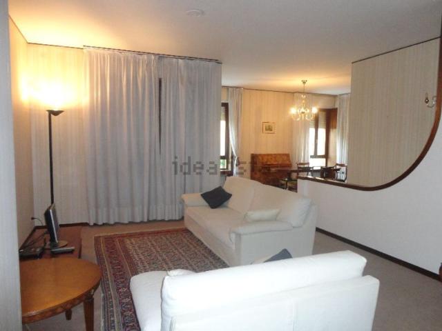 Appartamento in vendita di 220 m² in Via Brigata Marche, 9