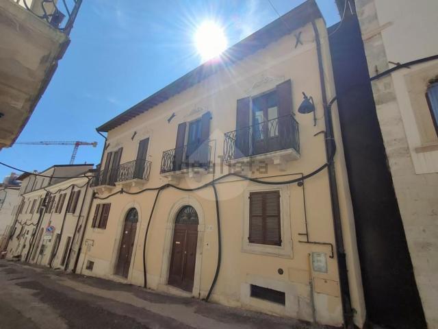 Appartamento in vendita di 220 m² in Via Buccio di Ranallo, 88