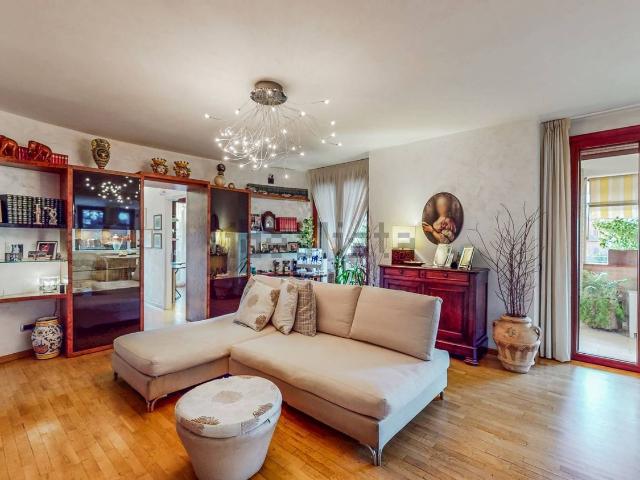 Appartamento in vendita di 220 m² in Via Ghiarella, 284