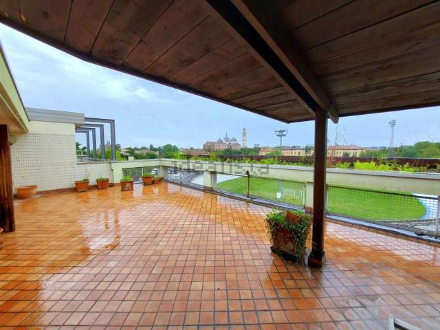 Appartamento in vendita di 220 m² in Via Giosuè Carducci