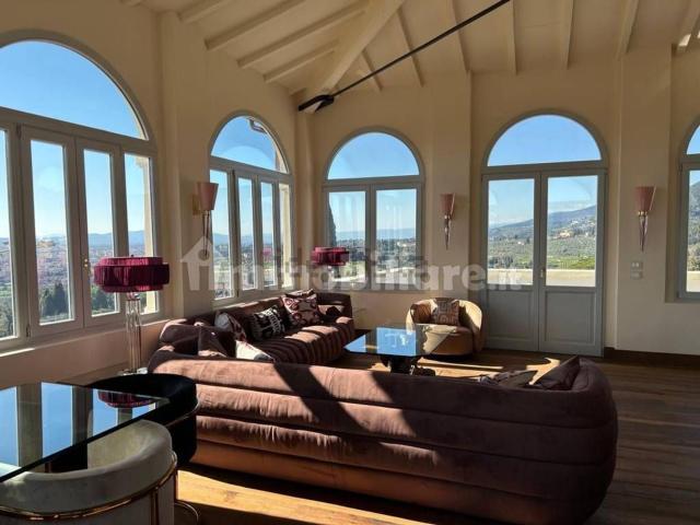 Appartamento in vendita di 220 m² in Via della Capponcina