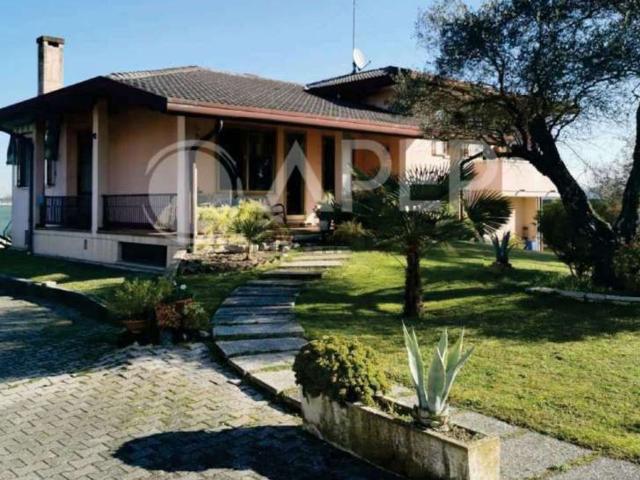 Appartamento in vendita di 220 m² in Via F. Petrarca, 3