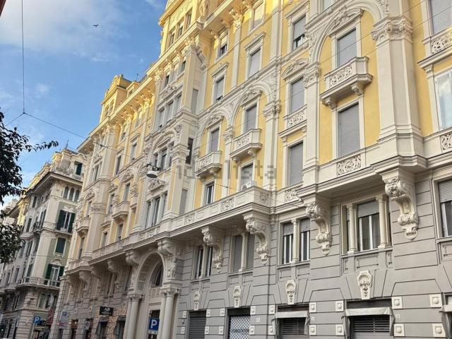 Appartamento in vendita di 220 m² in Via Ippolito D&apos Aste