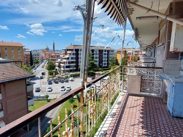Appartamento in vendita di 220 m² in Via Lago di Varano, 43