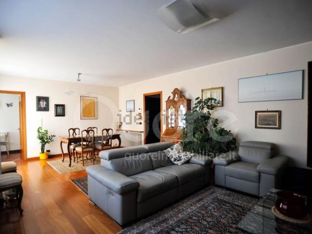 Appartamento in vendita di 220 m² in Via Nodari, 40