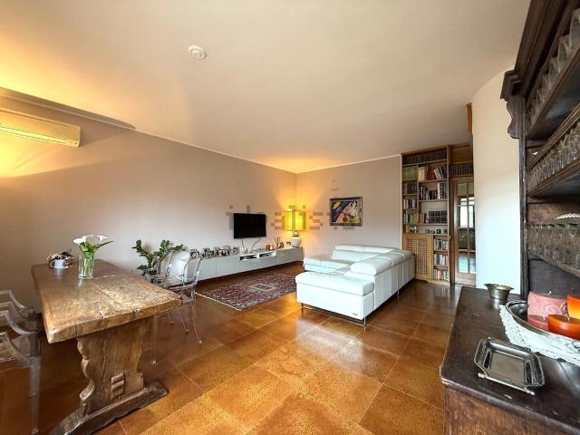 Appartamento in vendita di 220 m² in Via Raffaello Sanzio