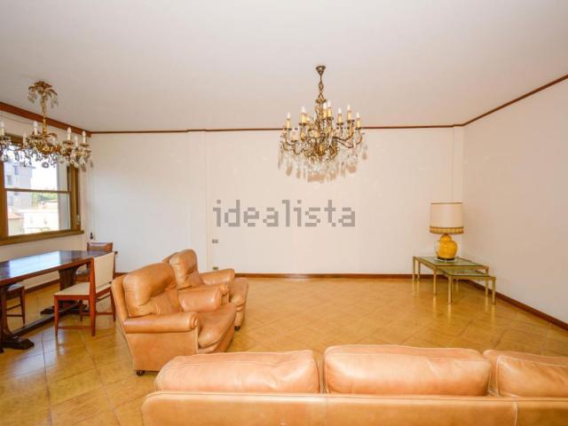 Appartamento in vendita di 220 m² in Via Vittorio Veneto