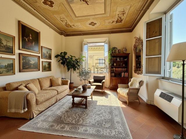Appartamento in vendita di 220 m² in Viale Giuseppe Giusti, 245