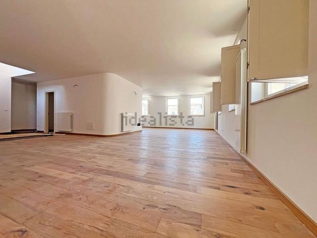 Appartamento in vendita di 220 m² in Piazza San Pietro Coppito