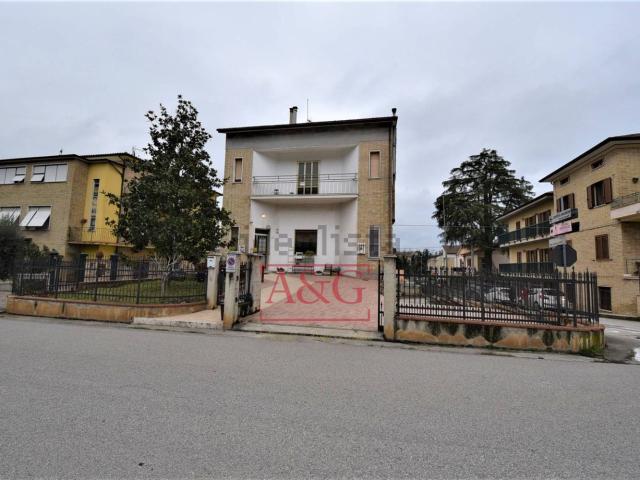 Appartamento in vendita di 220 m² in Strada Faleriense a Valle, 44