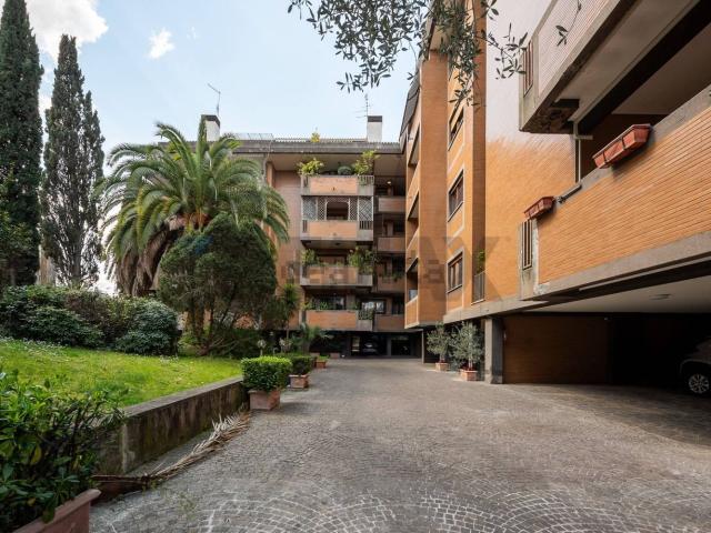 Appartamento in vendita di 221 m² in Via della Camilluccia, 143