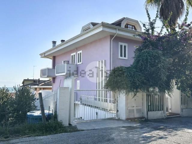 Appartamento in vendita di 221 m² in Via Firenze, 122