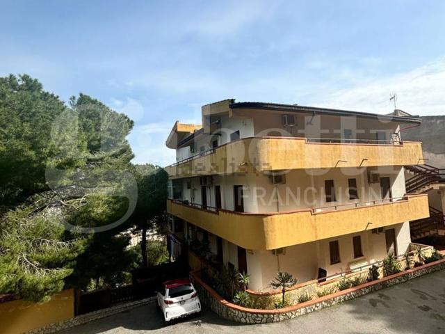 Appartamento in vendita di 222 m² in Via Bronte, 26