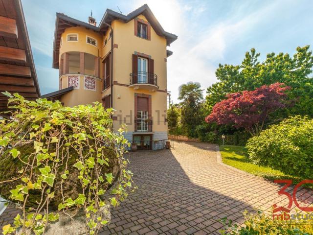 Appartamento in vendita di 222 m² in Via Monte Asolone
