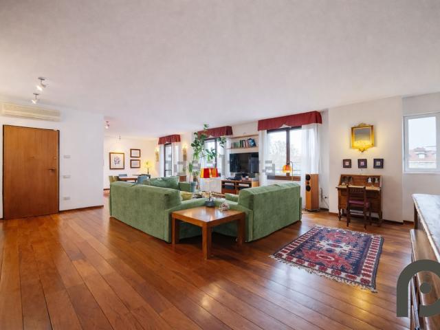 Appartamento in vendita di 222 m² in Viale Beatrice d&apos Este, 18