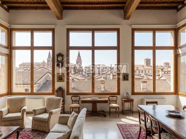 Appartamento in vendita di 225 m² in Via B. Ferracina