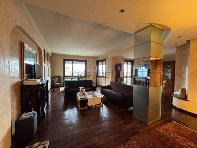 Appartamento in vendita di 225 m² in Via Gaetano Tononi, 2