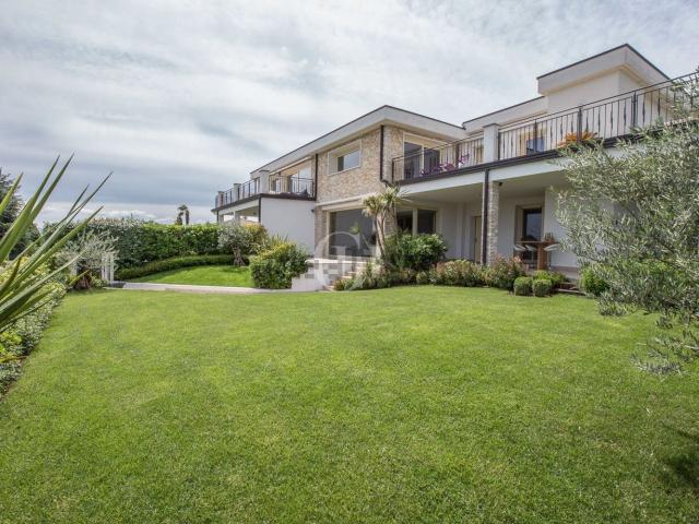 Appartamento in vendita di 226 m² in Via F. Crispi, 23