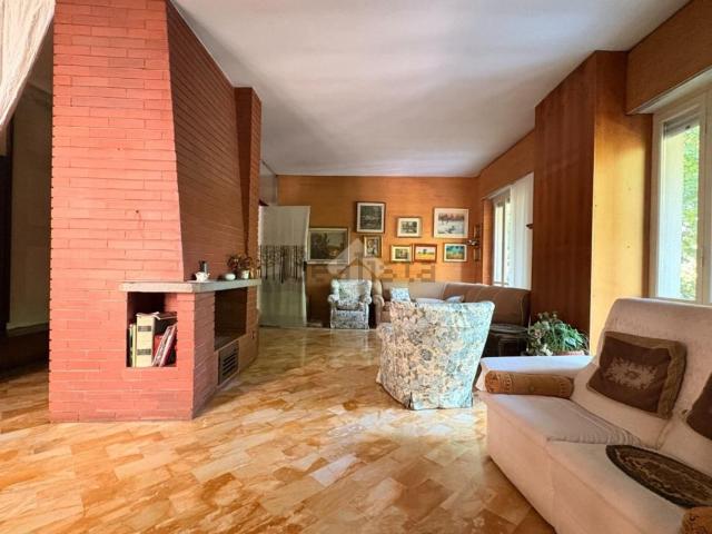 Appartamento in vendita di 226 m² in Via F.lli Rosselli, 16
