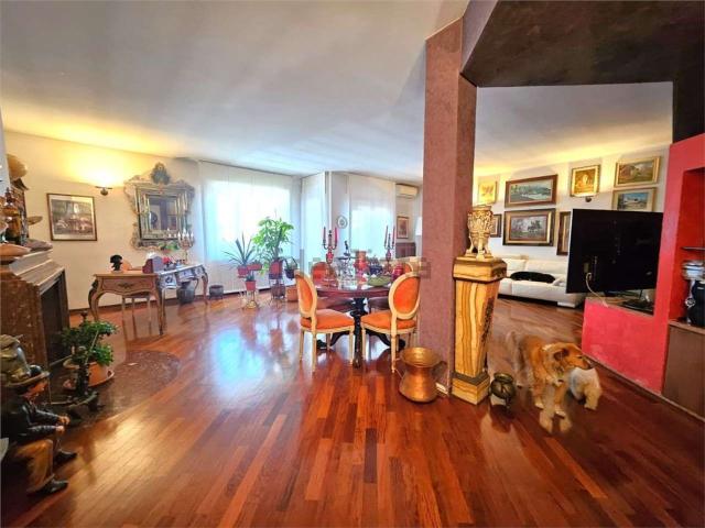 Appartamento in vendita di 226 m² in Via Villa Cozza