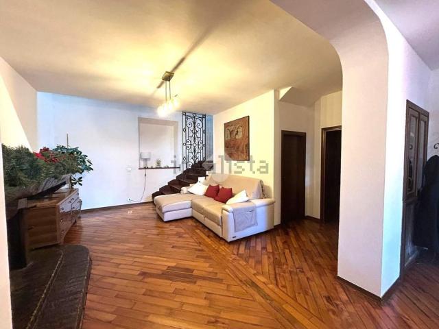 Appartamento in vendita di 227 m² in Via Giardini, 91