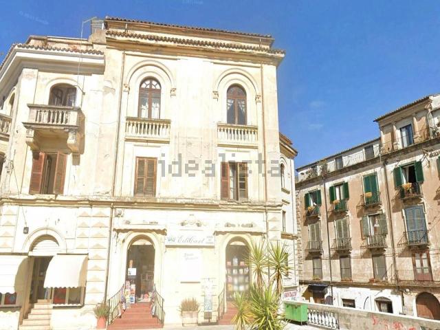 Appartamento in vendita di 228 m² in Via Quattromani Sertorio