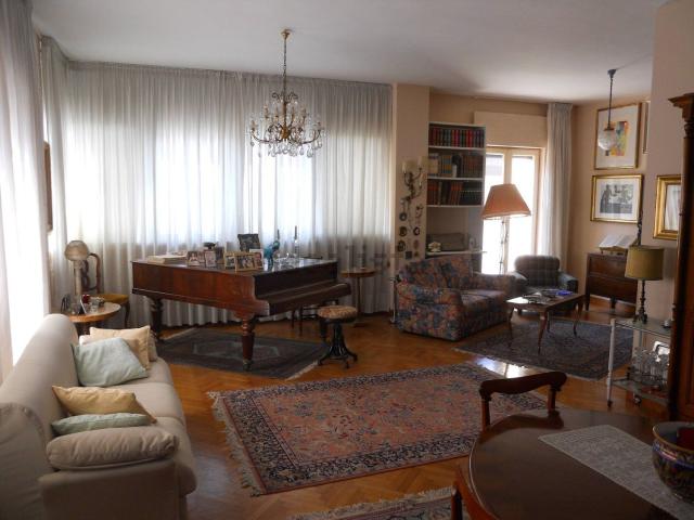 Appartamento in vendita di 229 m² in Viale Medaglie D&apos Oro