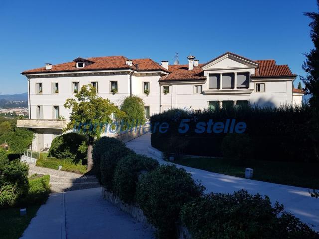 Appartamento in vendita di 230 m² in Via Col. Alessandro Avogrado di Casanova
