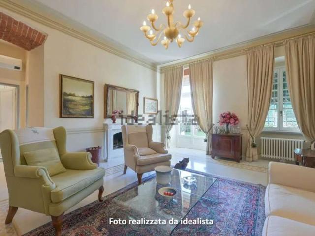 Appartamento in vendita di 230 m² in Via Cisa, 1