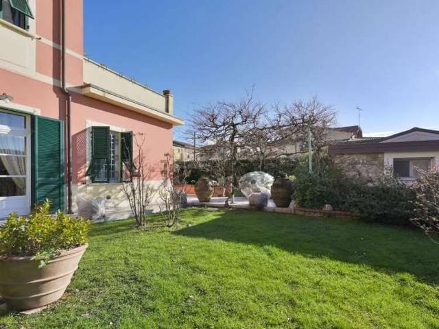 Appartamento in vendita di 230 m² in Via Cisa, 1