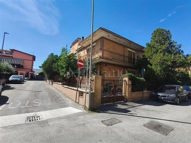 Appartamento in vendita di 230 m² in Via Antonio Locatelli