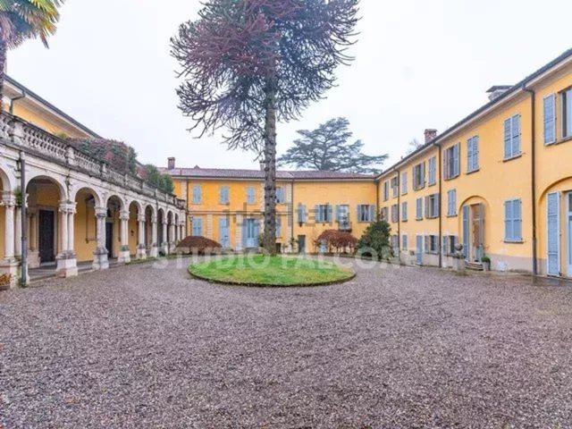 Appartamento in vendita di 230 m² in Via Abate G. Pozzone, 1