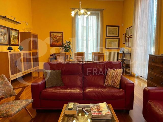 Appartamento in vendita di 230 m² in Via Bari, 6