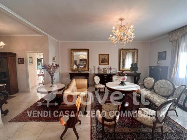 Appartamento in vendita di 230 m² in Via Gennaro Tescione, 146